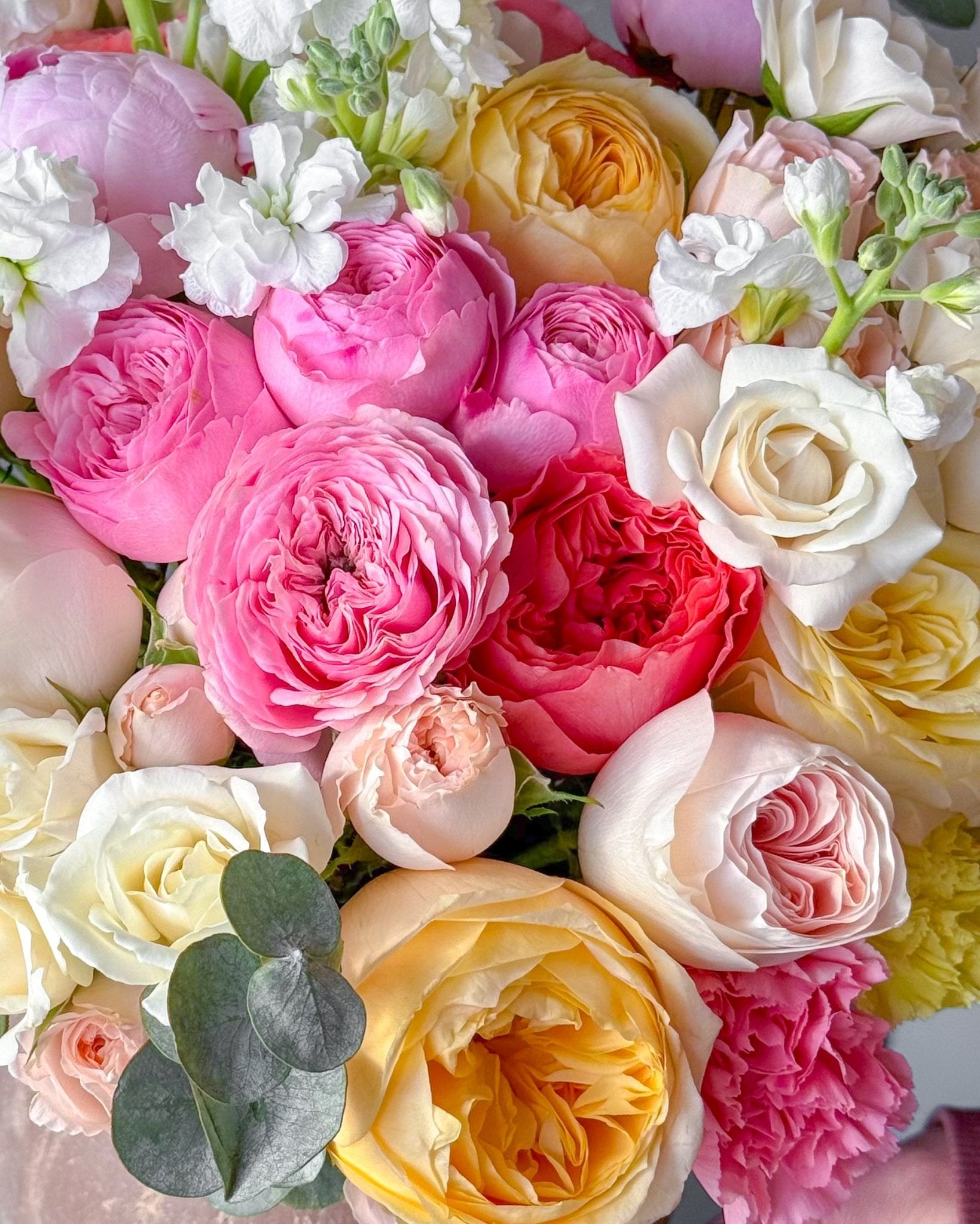 Vase Arrangement “Pastel Bloom” - garden roses, ranunculuses, seasonal flowers, vase included - All Me Flowers