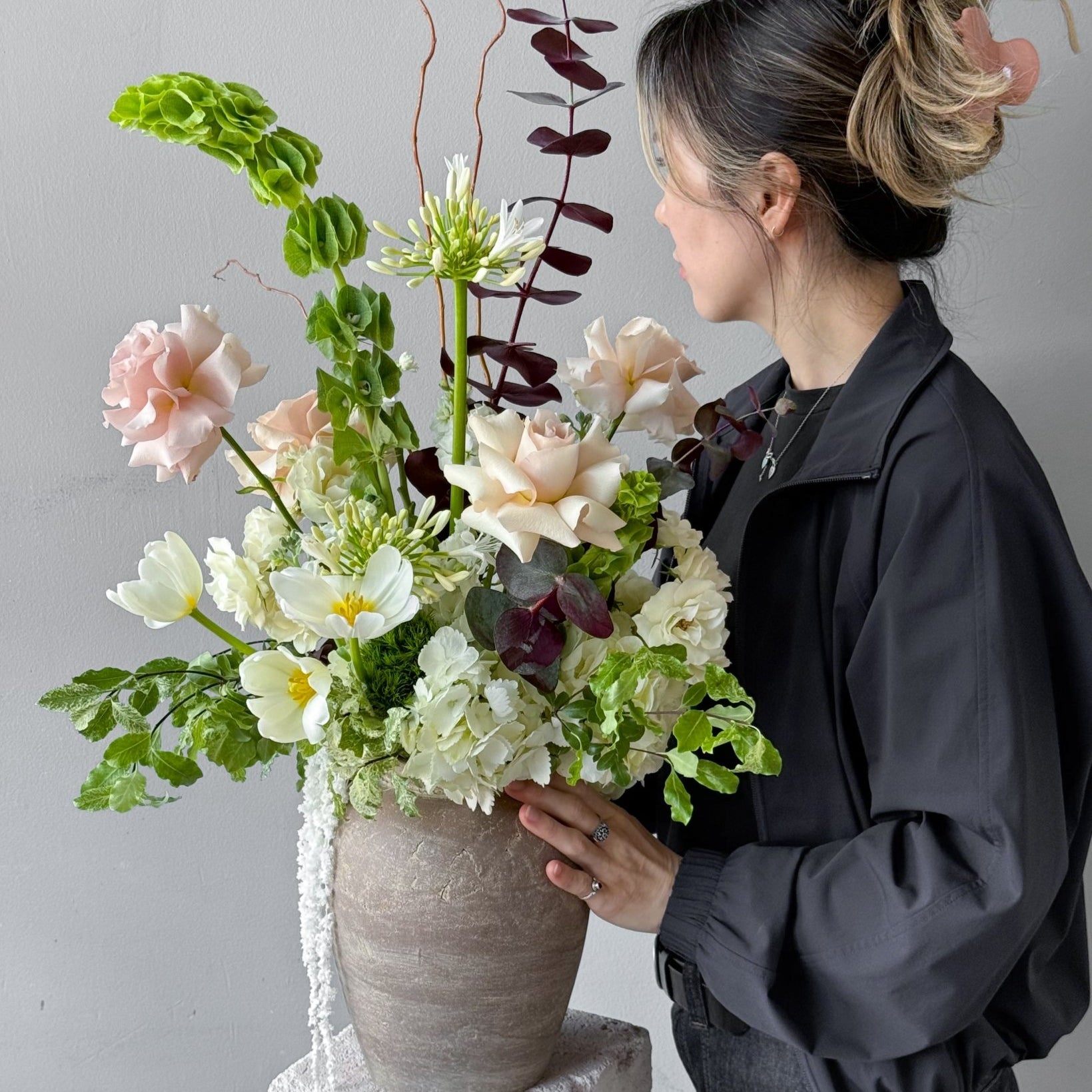 Vase Arrangement “Soft Terracotta” - roses, seasonal flowers, vase included - All Me Flowers