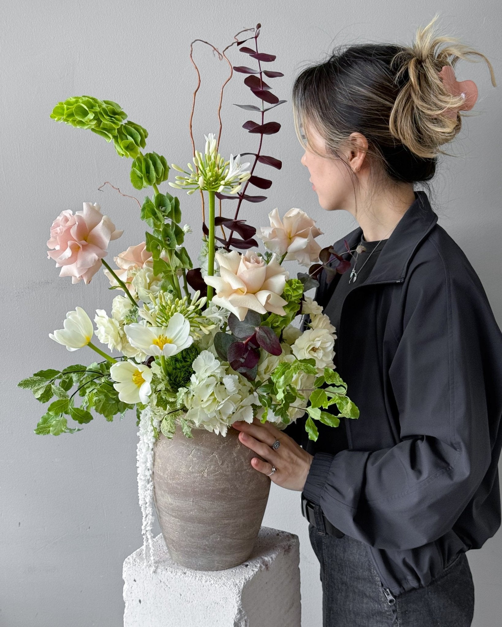 Vase Arrangement “Soft Terracotta” - roses, seasonal flowers, vase included - All Me Flowers