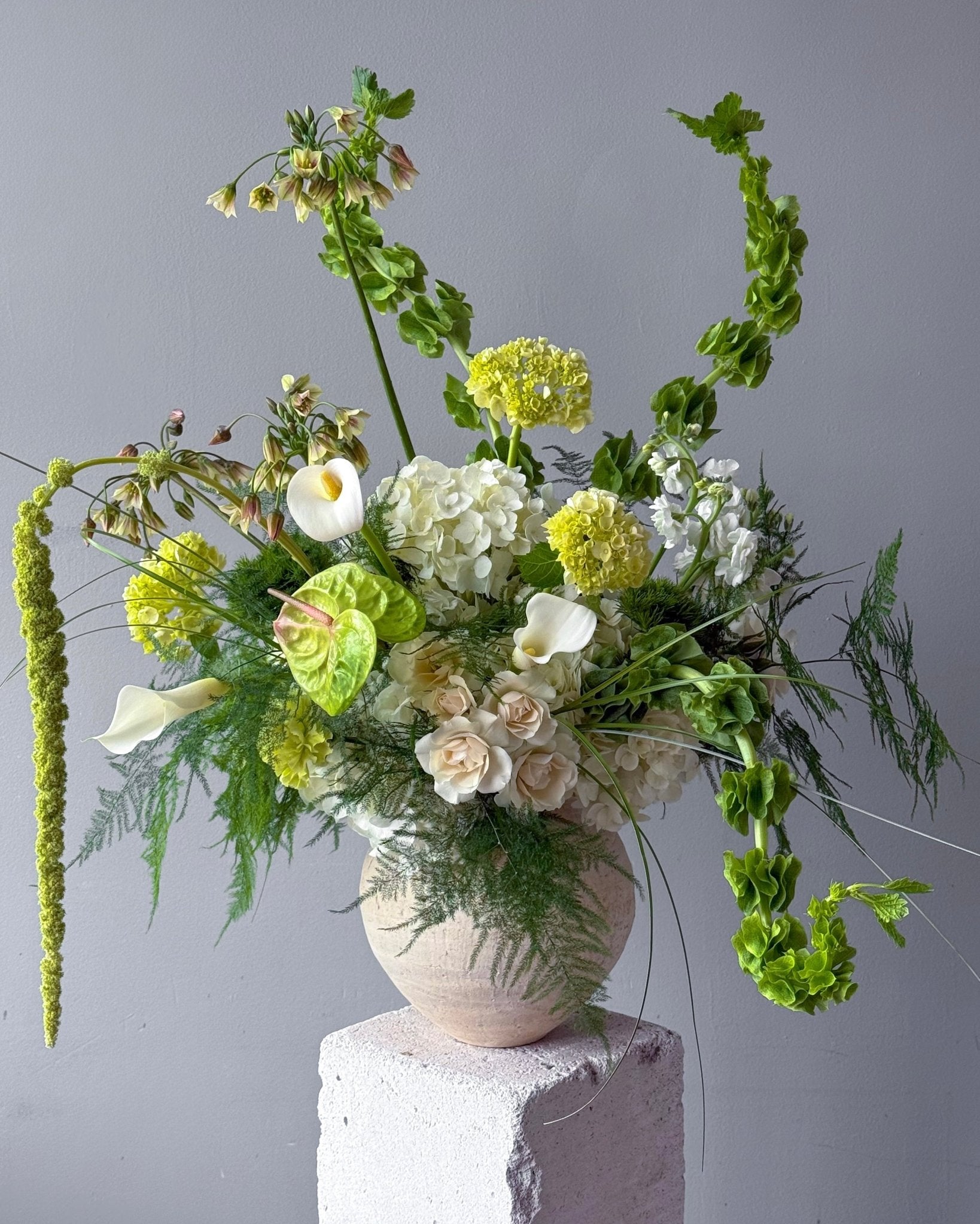 Vase Arrangement “Whisper” - roses, ranunculus, calla lilies, seasonal flowers, vase included - All Me Flowers